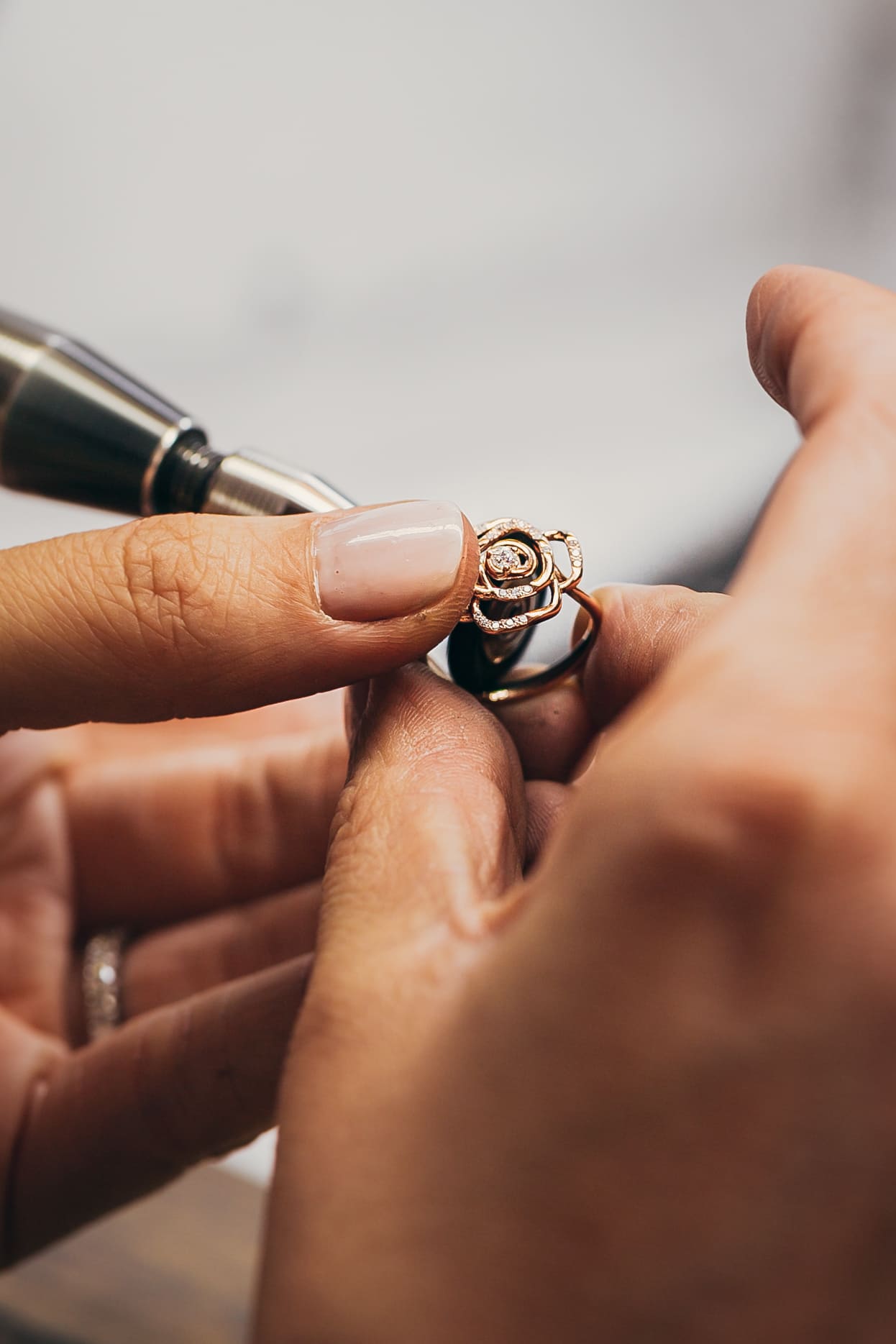 Bague Primarosa finissant d'être polie pour maximiser sa brillance