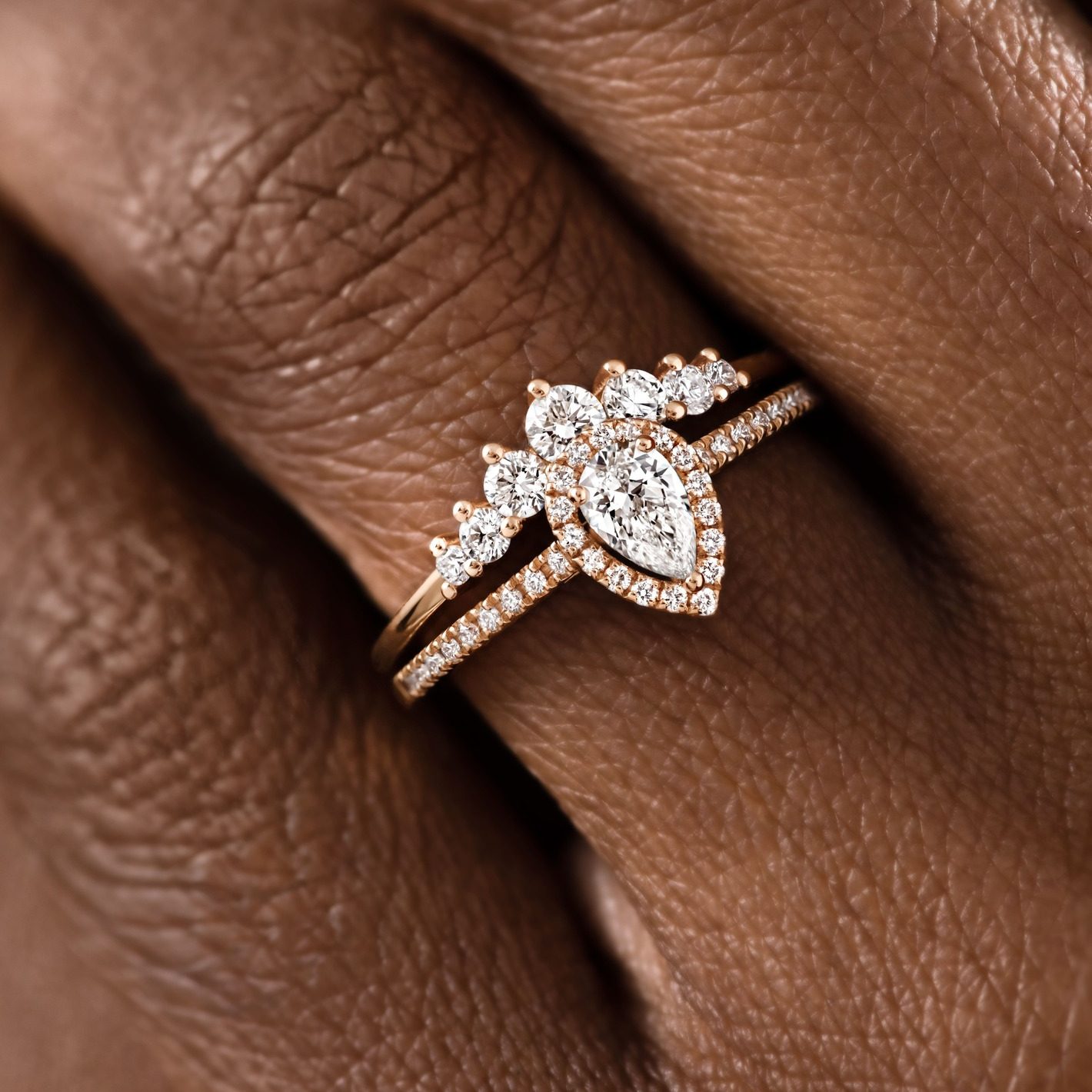 RÉTROMANTIQUE POIRE PAVÉE 0,7 CT RING AND SABLON WEDDING BAND
