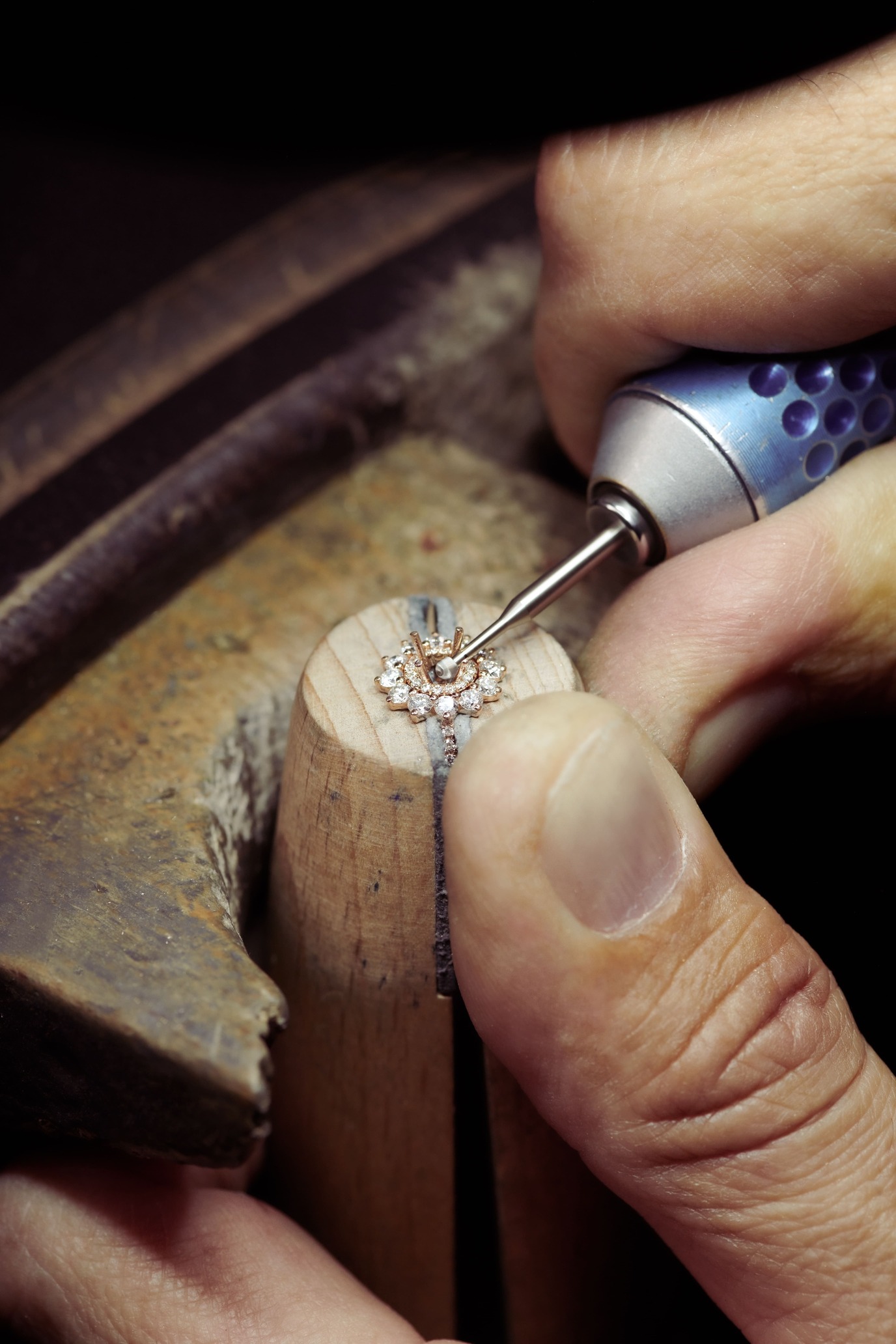 Bague Lefkos en train d'être polie